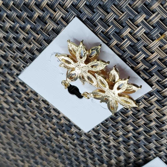 NWOT Flower Epoxy Enamel Gold Plated Dangles - Picture 2 of 4